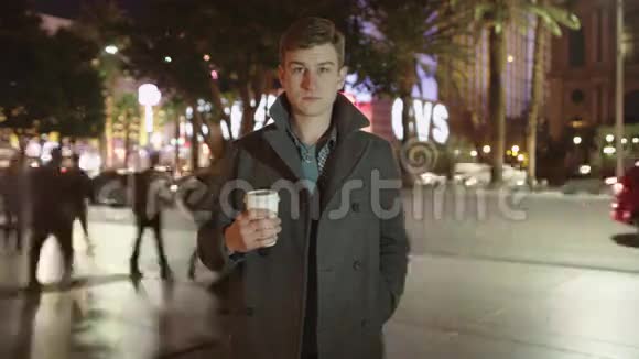 年轻的咖啡爱好者背着人快速行走视频的预览图
