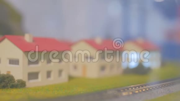 玩具爱好铁路布局与火车和房屋视频的预览图