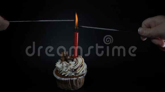 生日会盛宴庆祝理念一个黑蜡烛的纸杯蛋糕烟火火花在燃烧慢动作视频的预览图
