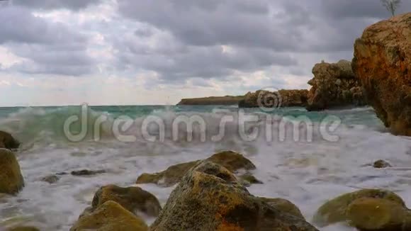 海浪岩石和云层的景色视频的预览图