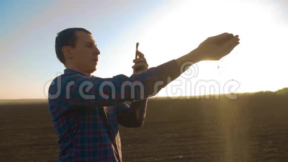 农夫在智能手机的土壤上拍摄科学家的照片农夫手里拿着泥土视频的预览图