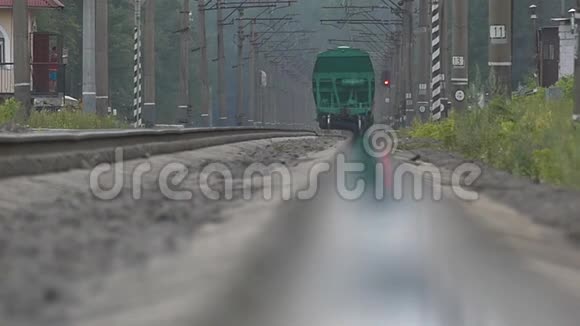 火车以慢运动透视的方式行驶视频的预览图