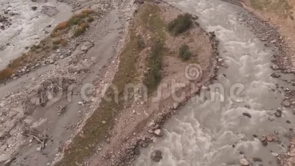 汹涌的山河空中拍摄视频的预览图