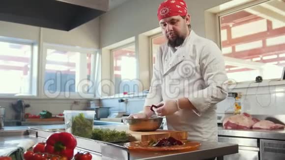厨师准备一份沙拉在餐厅的厨房里混合食材视频的预览图