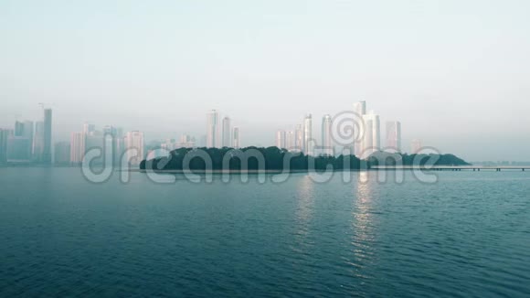 在哈立德湖沿岸探险有摩天大楼的天际线阿联酋沙迦的努尔岛视频的预览图