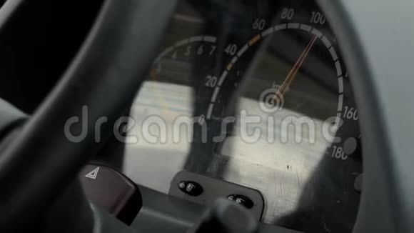一辆汽车仪表盘上的速度计显示公里数视频的预览图