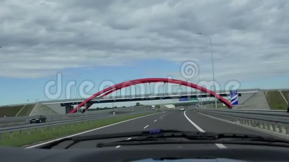 一辆汽车驶往现代公路上的半球桥视频的预览图
