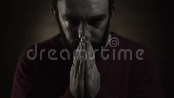 手势向上帝祈祷的人黑白视频的预览图