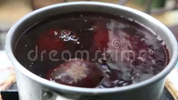 甜菜在锅里煮视频的预览图