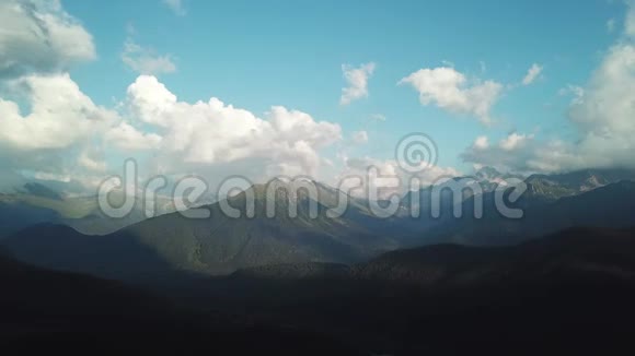 克里米亚山脉的全景有森林的美丽山脉视频的预览图