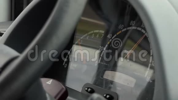 夏季男性手操纵的汽车方向盘视频的预览图
