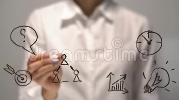 女人写启动和红色箭头上的透明屏幕视频的预览图