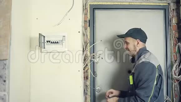男电工进行安装工作视频的预览图