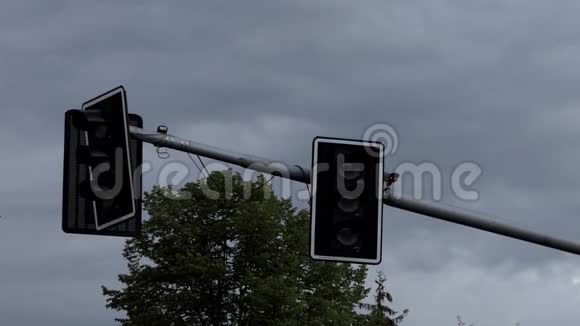 波兰十字路口有两个红绿灯显示黄色信号视频的预览图