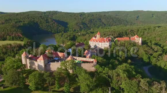 鸟瞰美丽的莫拉维亚皇家城堡Veveri或BurgEichhorn站在Svratka河水坝上方的岩石上大型视频的预览图
