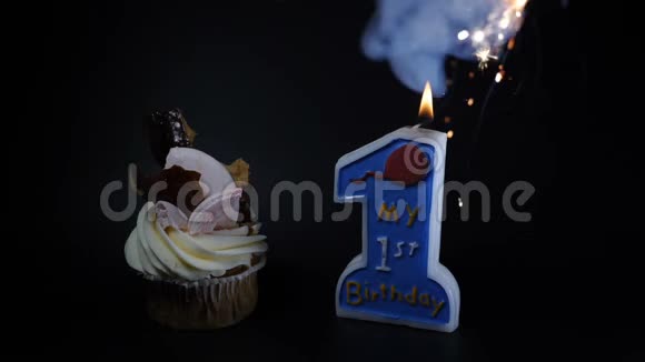 生日会盛宴庆祝理念一个纸杯蛋糕和一支燃烧的蜡烛一周年纪念日一个球杆视频的预览图