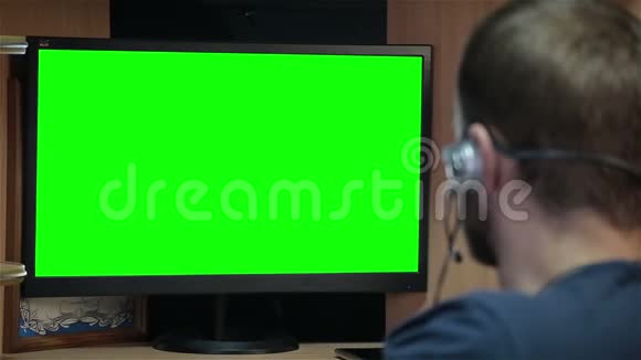 使用屏幕代码的男性程序员视频的预览图