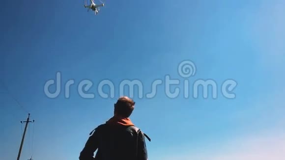 四架直升机降落在飞行员手上飞行员抓住了无人机慢动作视频的预览图
