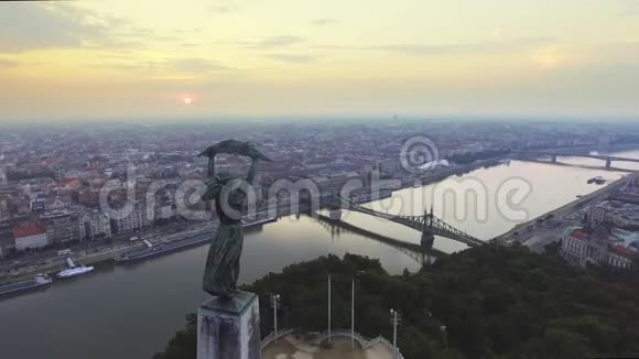在自由女神像周围飞行背景是布达佩斯的天际线视频的预览图