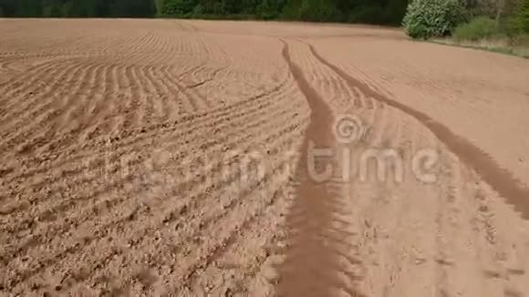 新鲜播种的春田土壤线鸟瞰视频的预览图