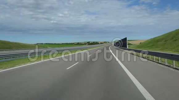一条带有新标记的现代高速公路是从一辆移动的汽车上射出的视频的预览图
