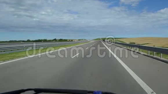 从一辆跑车的挡风玻璃上快速变化的景观视频的预览图