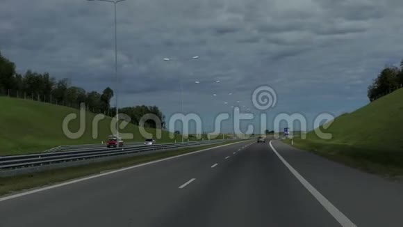 夏天一辆汽车沿着东欧的公路行驶视频的预览图