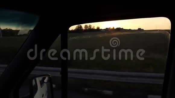 一个美丽的日落拍摄在东欧快速移动的汽车在夏天视频的预览图