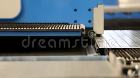 工业数控机床上金属薄板的切削孔穿孔冲压数控坐标冲压的特写镜头视频的预览图