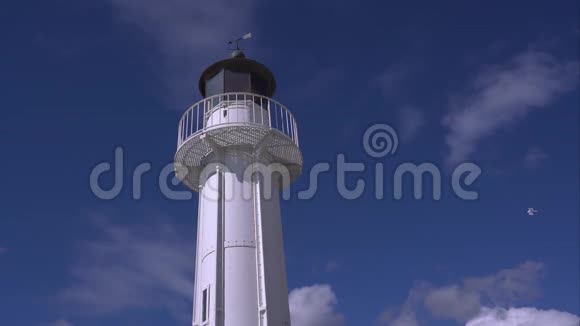 白色灯塔有风指示器视频的预览图
