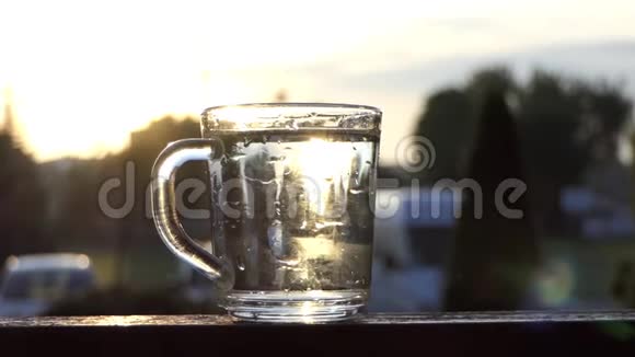 一杯透明的水突然得到一些片剂水启动沸腾视频的预览图
