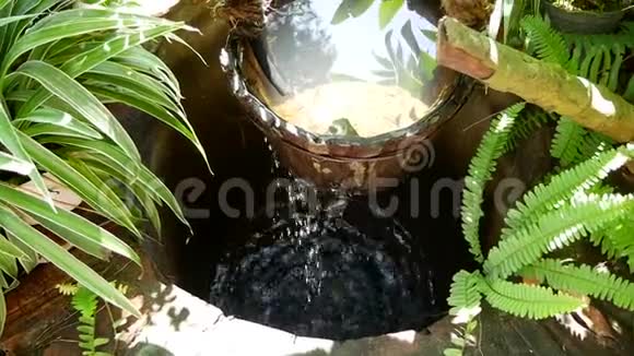 木桶上井和阳光上水日本禅宗花园放松平衡与和谐视频的预览图
