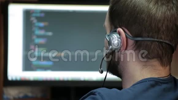 使用屏幕代码的男性程序员视频的预览图