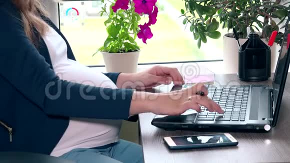 孕妇用手提电脑做笔记视频的预览图