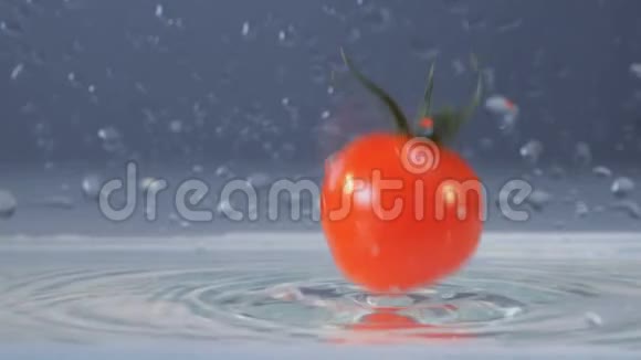 一个美味的新鲜番茄掉进水里视频的预览图