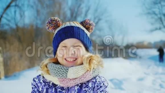 女孩5岁享受美好的冬日扫雪笑积极的情绪和滑稽的面孔视频的预览图