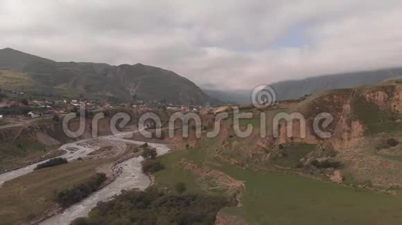 汹涌的山河空中拍摄视频的预览图