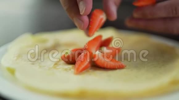 男人把草莓放在煎饼上视频的预览图