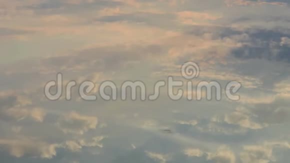 梦幻云景灰色和白云在森林湖中倒影视频的预览图