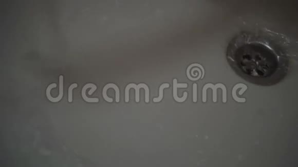 水槽里的水流视频的预览图