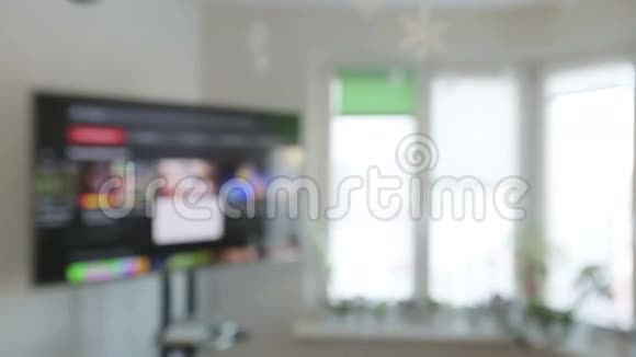 智能电视和男人的手按视频的预览图