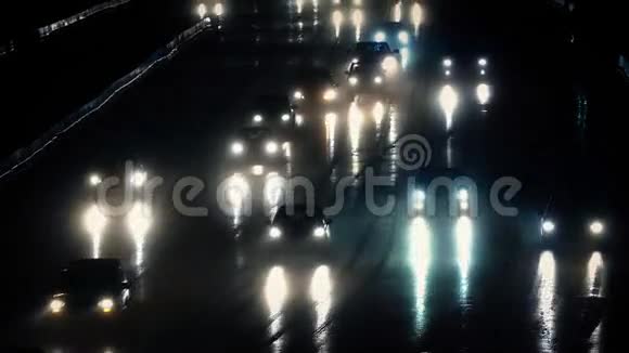 汽车在暴雨中夜间行驶视频的预览图