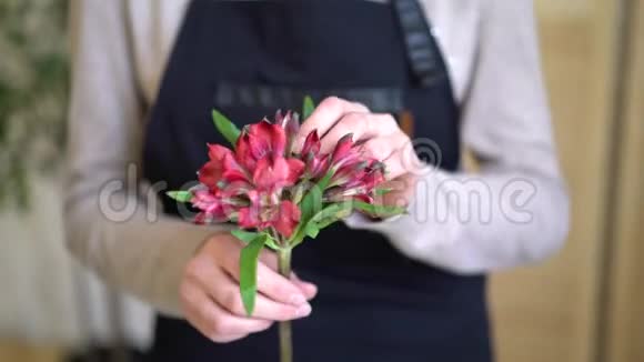 职业花店女用桉树做了一束漂亮的花视频的预览图