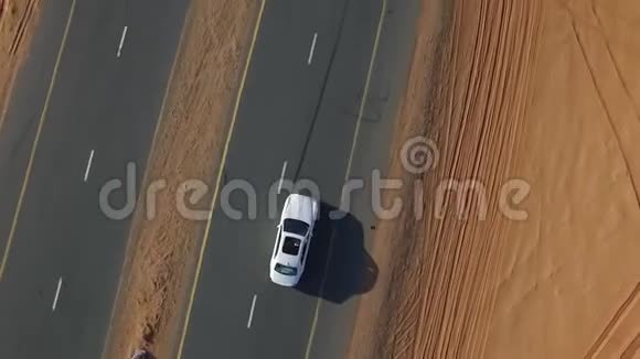 白色越野车乘坐沙漠公路从上面看视频的预览图