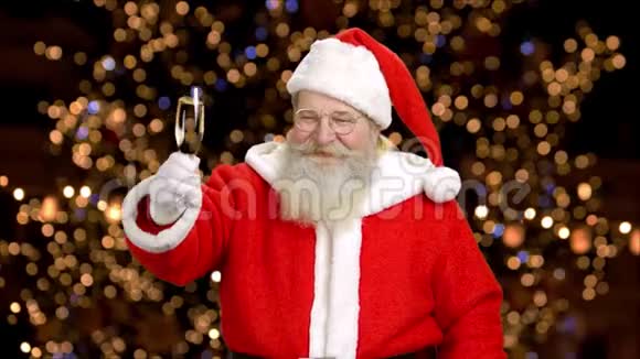 带着香槟杯的圣诞老人视频的预览图