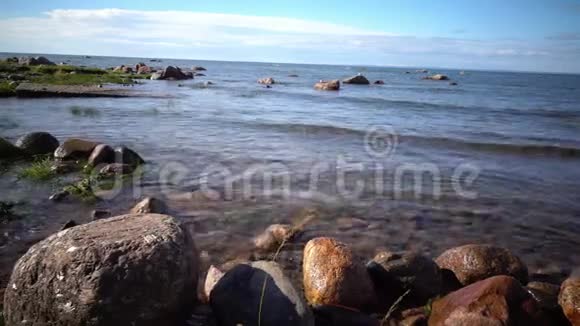 晴天芬兰海湾石质海岸全景视频的预览图