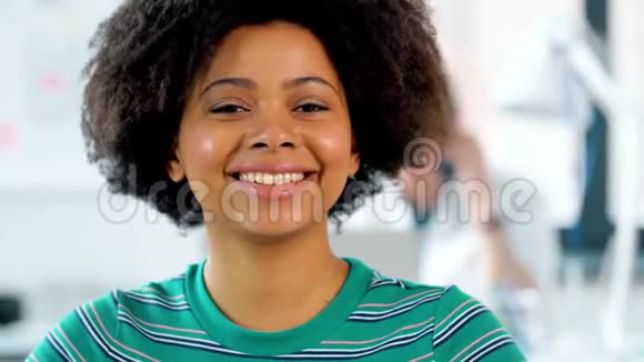 微笑的非洲妇女在办公室的肖像视频的预览图