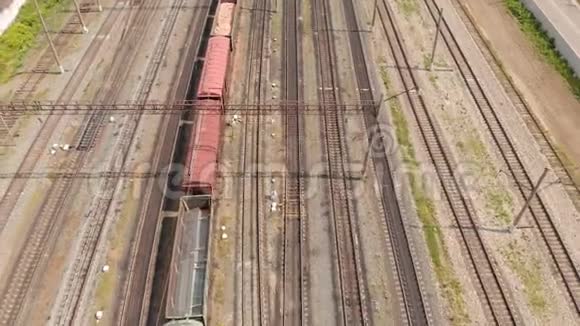 铁路轨道与货运列车顶部视图空中勘测视频的预览图