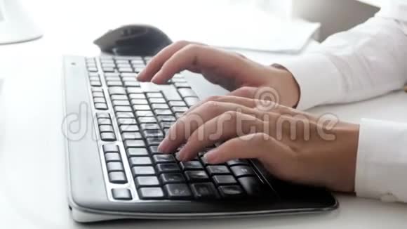年轻女商人在办公室用电脑鼠标和键盘打字的特写视频视频的预览图