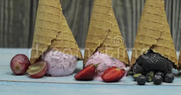蛋卷里的甜冰激凌不同口味的浆果和水果视频的预览图